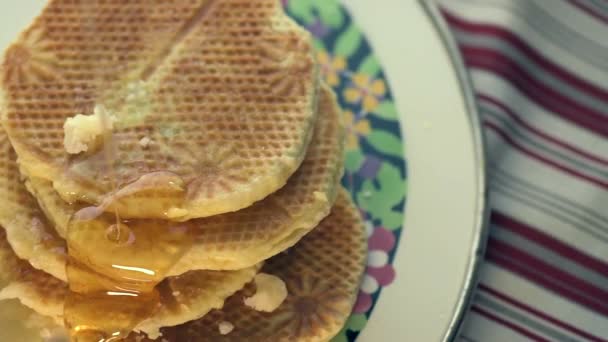 Close-up van wafels met druipende honing — Stockvideo