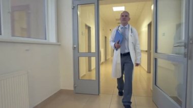 Doktor ve hemşire hasta tekerlekli sandalyede ile yürüme