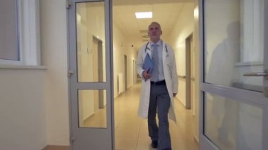 doktor hastane koridordan yürürken
