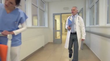 Yürüyüş ve hastaya konuşan doktor