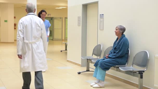 Médico y enfermera saludando al paciente en el hospital — Vídeo de stock