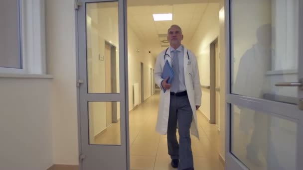 Dottore che cammina attraverso il corridoio dell'ospedale — Video Stock