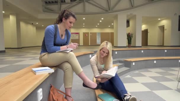 Estudantes na sala do ensino médio — Vídeo de Stock