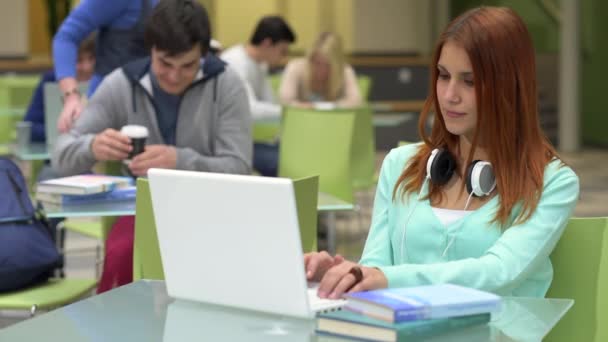 Estudiante escribiendo en el ordenador portátil en el aula — Vídeo de stock