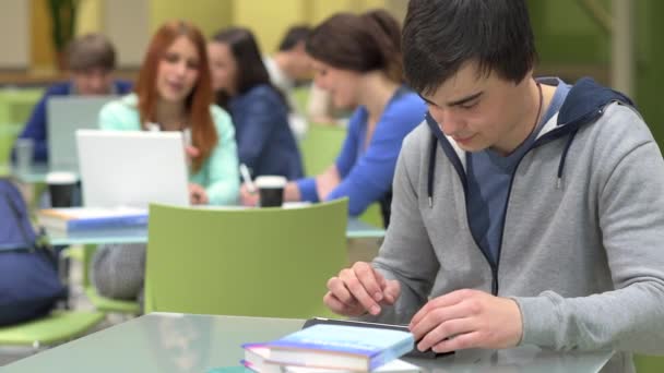 Φοιτητής πληκτρολογώντας στο tablet στην τάξη — Αρχείο Βίντεο