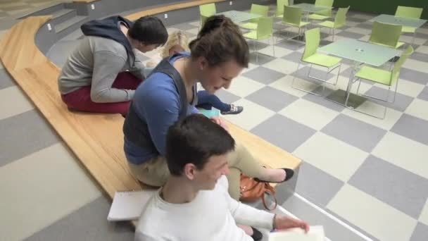 Moderne universiteit met het leren van groep studenten — Stockvideo