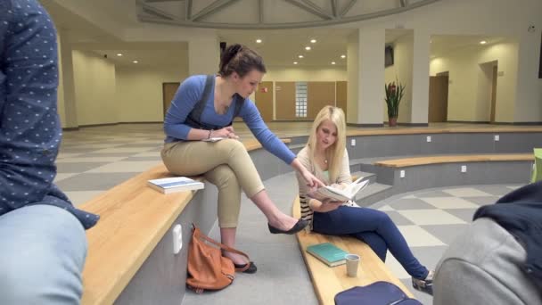 Schüler macht Parkour-Sprung in der Schule — Stockvideo