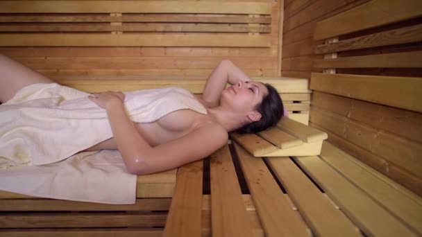 Žena pocení v sauně — Stock video
