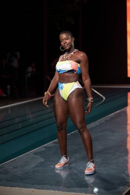 Maaji Mayo Yaz Koleksiyonu 2021 defilesinde, 2020 Paraiso Yüzme Haftası 'nda, 23 Ağustos 2020' de Miami Beach, FL 'de SLS Hotel South Beach' te bir model podyumda yürüyor.