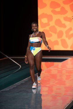 Maaji Mayo Yaz Koleksiyonu 2021 defilesinde, 2020 Paraiso Yüzme Haftası 'nda, 23 Ağustos 2020' de Miami Beach, FL 'de SLS Hotel South Beach' te bir model podyumda yürüyor.