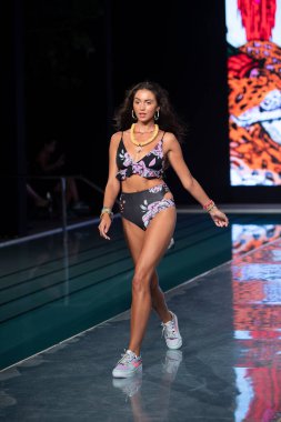 Maaji Mayo Yaz Koleksiyonu 2021 defilesinde, 2020 Paraiso Yüzme Haftası 'nda, 23 Ağustos 2020' de Miami Beach, FL 'de SLS Hotel South Beach' te bir model podyumda yürüyor.