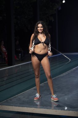 Maaji Mayo Yaz Koleksiyonu 2021 defilesinde, 2020 Paraiso Yüzme Haftası 'nda, 23 Ağustos 2020' de Miami Beach, FL 'de SLS Hotel South Beach' te bir model podyumda yürüyor.