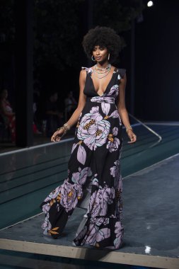 Maaji Mayo Yaz Koleksiyonu 2021 defilesinde, 2020 Paraiso Yüzme Haftası 'nda, 23 Ağustos 2020' de Miami Beach, FL 'de SLS Hotel South Beach' te bir model podyumda yürüyor.