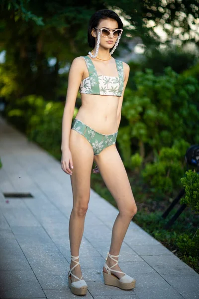 2020年11月14日 在美国佛罗里达州迈阿密的迈阿密设计区 一名模特在2020年目的地哥伦比亚时装秀期间 为2021年夏季选美服装系列时装秀走在跑道上 — 图库照片