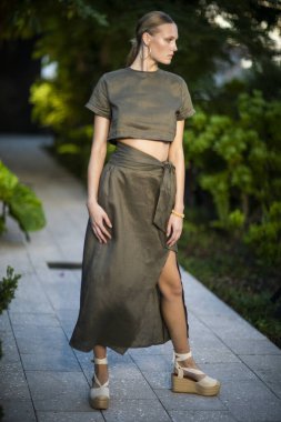 Nawa Resortwear Mayo Yaz Koleksiyonu 2021 moda şovu için Miami 'deki Miami Tasarım Bölgesi' nde 14 Kasım 201 'de bir model yürür.