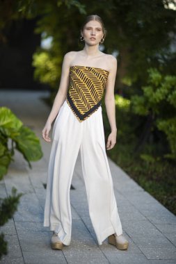 Nawa Resortwear Mayo Yaz Koleksiyonu 2021 moda şovu için Miami 'deki Miami Tasarım Bölgesi' nde 14 Kasım 201 'de bir model yürür.