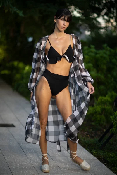 Ancora Mayo Yaz Koleksiyonu 2021 Moda Şovu Kolombiya 2020 Miami Tasarım Bölgesi, FL 14 Kasım 2020