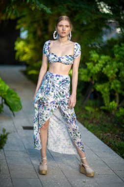 Mar de Rosas Mayo Yaz Koleksiyonu 2021 moda gösterisi sırasında Miami 'de Miami Tasarım Bölgesi' nde 14 Kasım 201 'de bir model yürür.