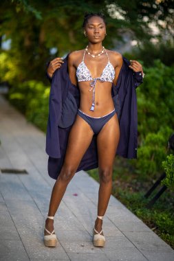 Mar de Rosas Mayo Yaz Koleksiyonu 2021 moda gösterisi sırasında Miami 'de Miami Tasarım Bölgesi' nde 14 Kasım 201 'de bir model yürür.