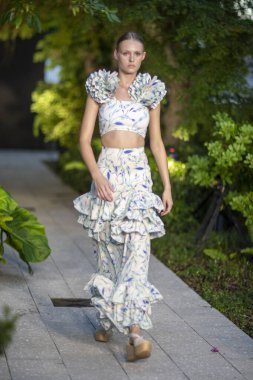 Dayanara Duran Yaz koleksiyonunun Praia podyumunda bir manken yürüyor. 2021 Moda gösterisi sırasında Miami 'deki Miami Tasarım Bölgesi' nde 14 Kasım 201 'de gerçekleşti.