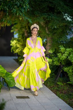 Dayanara Duran Yaz koleksiyonunun Praia podyumunda bir manken yürüyor. 2021 Moda gösterisi sırasında Miami 'deki Miami Tasarım Bölgesi' nde 14 Kasım 201 'de gerçekleşti.