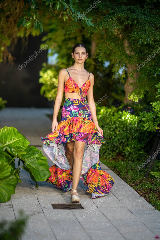 Una modelo camina por la pista de Praia por Dayanara Duran Summer collection 2021 desfile de