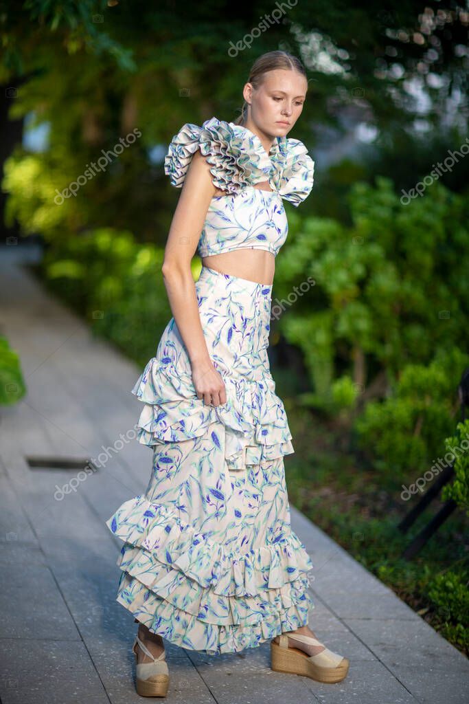 Una modelo camina por la pista de Praia por Dayanara Duran Summer collection 2021 desfile de