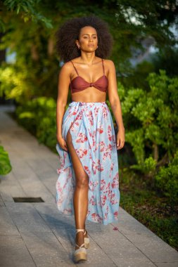 Estivo Mayo Yaz Koleksiyonu 2021 moda gösterisi için Miami, FL 'deki Miami Tasarım Bölgesi 2020' de bir model podyumda yürüyor.