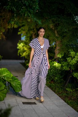Onda de Mar Mayo Yaz Koleksiyonu 2021 moda gösterisi için Miami 'de Miami Tasarım Bölgesi 2020' de bir model podyumda 14 Kasım 201 'de yürüyor.