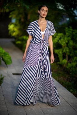 Onda de Mar Mayo Yaz Koleksiyonu 2021 moda gösterisi için Miami 'de Miami Tasarım Bölgesi 2020' de bir model podyumda 14 Kasım 201 'de yürüyor.