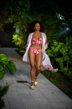 Onda de Mar Mayo Yaz Koleksiyonu 2021 moda gösterisi için Miami 'de Miami Tasarım Bölgesi 2020' de bir model podyumda 14 Kasım 201 'de yürüyor.