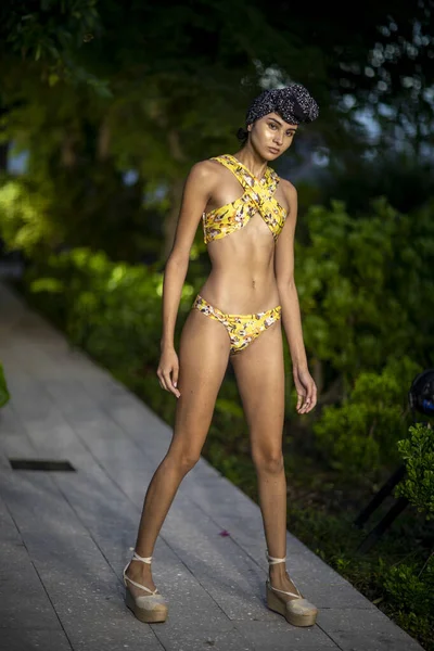 20201年11月14日 一位模特在佛罗里达州迈阿密的迈阿密设计区参加了2021年 哥伦比亚目的地2020 时装秀 — 图库照片