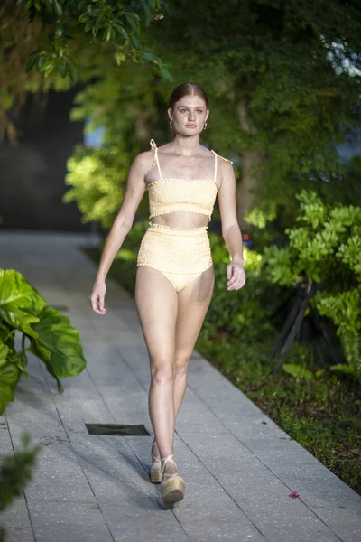 Model Walks Runway Verdemelon Swimwear Summer Collection 2021 Fashion Show — ストック写真