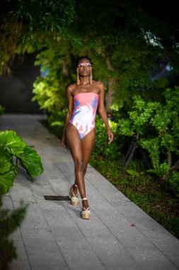 Mola Mola Mayo Yaz Koleksiyonu 2021 moda gösterisi için Miami, FL 'deki Miami Tasarım Bölgesi' nde bir model yürüyor.