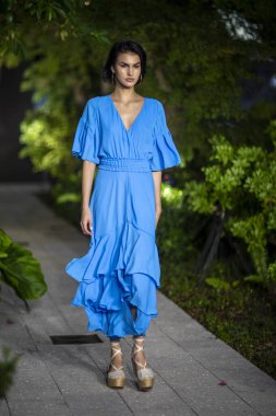 California Estefan Mayo Yaz Koleksiyonu 2021 moda şovu için Miami Tasarım Bölgesi, FL 'de 2020 numaralı durak sırasında bir model podyumda yürüyor.