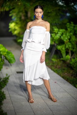 California Estefan Mayo Yaz Koleksiyonu 2021 moda şovu için Miami Tasarım Bölgesi, FL 'de 2020 numaralı durak sırasında bir model podyumda yürüyor.