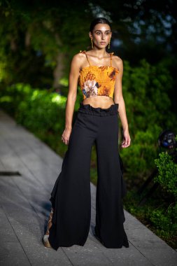 California Estefan Mayo Yaz Koleksiyonu 2021 moda şovu için Miami Tasarım Bölgesi, FL 'de 2020 numaralı durak sırasında bir model podyumda yürüyor.