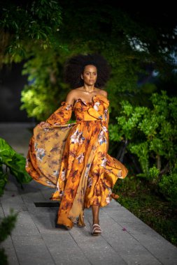 California Estefan Mayo Yaz Koleksiyonu 2021 moda şovu için Miami Tasarım Bölgesi, FL 'de 2020 numaralı durak sırasında bir model podyumda yürüyor.