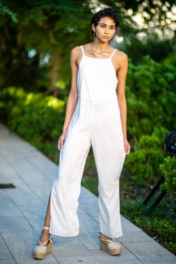 Bir model 14 Kasım 2020 'de Miami Tasarım Bölgesi' nde, Kolombiya 2020 'de Encantadore Mayo Yaz koleksiyonu için podyumda yürüyor.