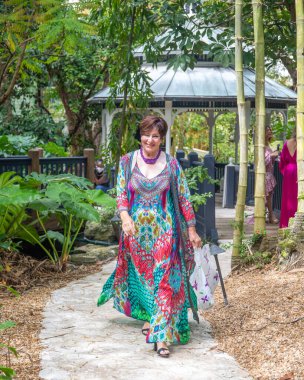 Delray Sahili Moda Haftası 2021 'de Delray Sahili' ndeki Pazar Evi 'nde 24 Şubat 2021' de bir model podyumda yürüyor.