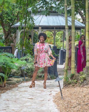 Delray Sahili Moda Haftası 2021 'de Delray Sahili' ndeki Pazar Evi 'nde 24 Şubat 2021' de bir model podyumda yürüyor.