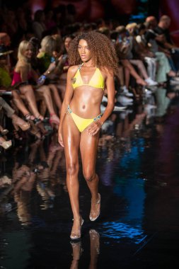 Miami Beach 'teki Faena Forum' da Sanat, Kalpler, Moda Yüzme Haftası 'nda 7 / 8 / 2021' de bir manken podyumda yürüyor.
