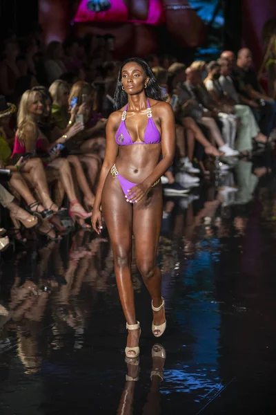 Ein Model Läuft Während Der Art Hearts Fashion Swim Week — Stockfoto