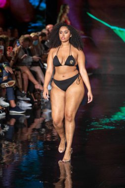 782021 'de Miami Plajı' ndaki Faena Forum 'da Art, Hearts, Fashion Swim Week sırasında bir model MP yüzme pistinde yürüyor.