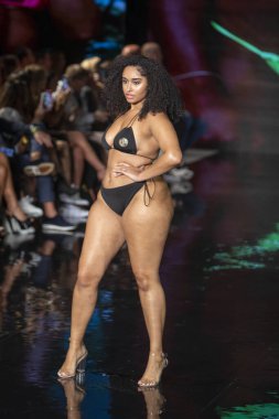 782021 'de Miami Plajı' ndaki Faena Forum 'da Art, Hearts, Fashion Swim Week sırasında bir model MP yüzme pistinde yürüyor.