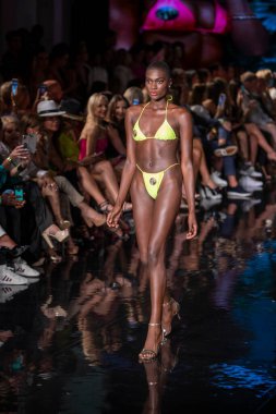 782021 'de Miami Plajı' ndaki Faena Forum 'da Art, Hearts, Fashion Swim Week sırasında bir model MP yüzme pistinde yürüyor.