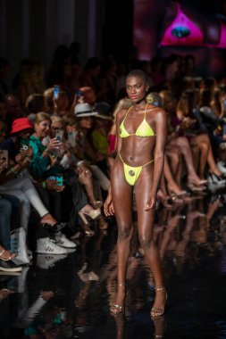 782021 'de Miami Plajı' ndaki Faena Forum 'da Art, Hearts, Fashion Swim Week sırasında bir model MP yüzme pistinde yürüyor.