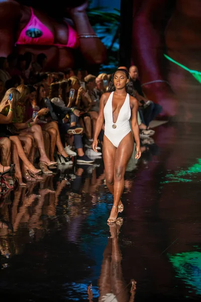 Ein Model Läuft Während Der Art Hearts Fashion Swim Week — Stockfoto