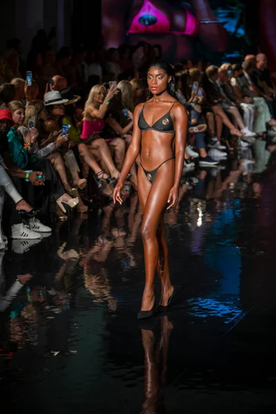 Ein Model Läuft Während Der Art Hearts Fashion Swim Week — Stockfoto