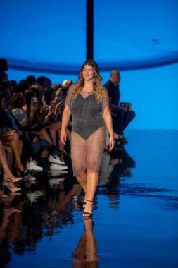 Sanat, Kalpler, Moda Yüzme Haftası 'nda 7 / 8 / 2021' de Miami Plajı 'ndaki Faena Forum' da Natalia Fender Moda Şovu için podyumda bir manken yürüyor.